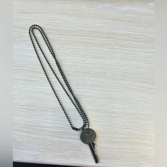 The Giving Keys Black Chain with ‘Strength’ Key Pendant - Picture 2 of 4